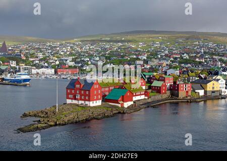 Vista de Tinganes mostrando edificios gubernamentales en la capital ciudad Torshavn de las Islas Feroe / Islas Feroe on La isla Streymoy Foto de stock
