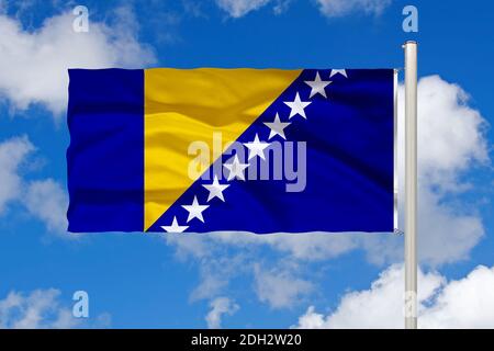 Südeuropa, Balkan, Bosnien und Hercegovina, Flagge, Nationalflagge, Fahne, Nationalfahne, Cumulus Wolken vor blauen Himmel, Foto de stock