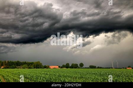 La llegada de una gran tormenta, tempestad o huracán sobre el paisaje rural. Foto de stock