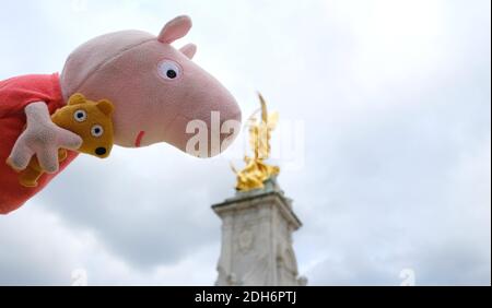 Una casa de juguete de plástico de Peppa Pig de pie sobre una mesa  Fotografía de stock - Alamy