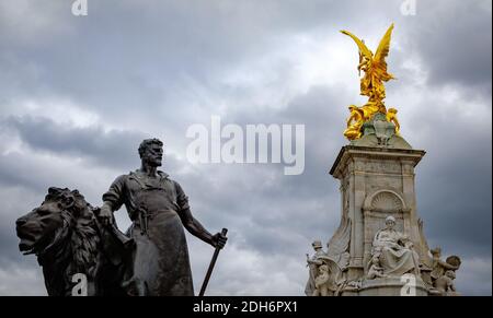 Monumento a la Reina Victoria en frente del Palacio de Buckingham, Londres, inglaterra