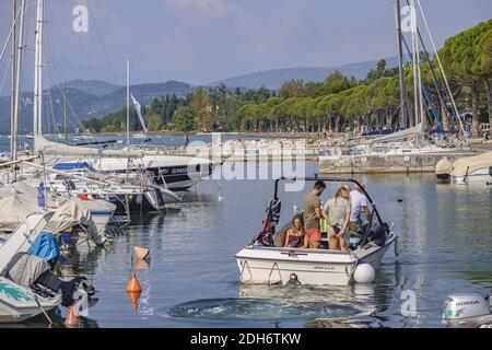 Barcos en el puerto Lazise en el Lago de Garda 3 Foto de stock