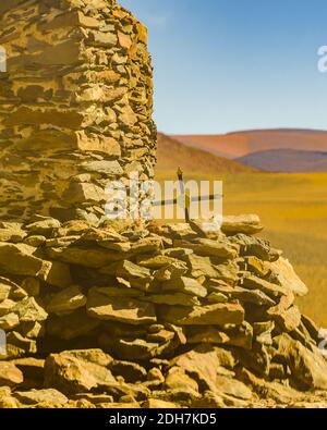 Refugio de piedra en paisaje árido, la Rioja, Argentina Foto de stock