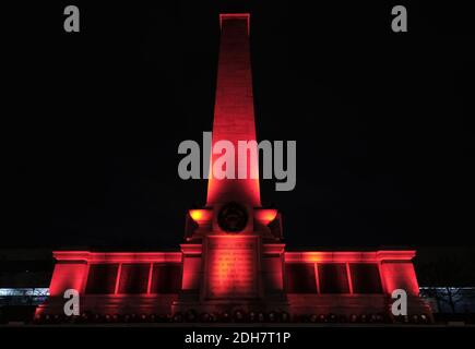 Los puntos de referencia al otro lado de Teesside se volvieron rojos para marcar el día de la memoria.Hartlepool Cenotaph