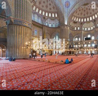 Estambul, Provincia de Estambul, Turquía. Interior de la mezquita del Sultán Ahmet o la mezquita de Sultanahmet, también conocida como la Mezquita Azul. La mezquita es parte de Foto de stock