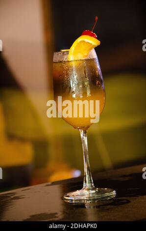 cerveza de jengibre dorado con lima y menta en un barman tabla Foto de stock