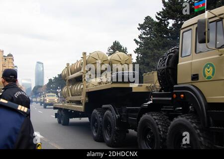 Sistemas de misiles de largo alcance de superficie a aire rusos S-300 o nombre de notificación de la OTAN SA-10 grumble. Desfile de la Victoria en Baku - Azerbaiyán: 10 de diciembre de 2020. Foto de stock