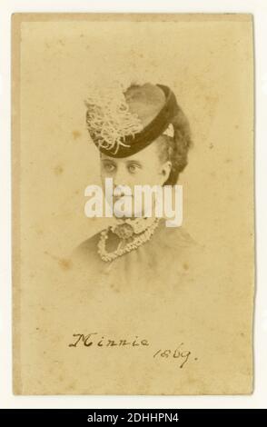 Victorian CDV (Carte de Visite) de una joven con un sombrero de moda, llamado Minnie, de fecha 1869, por G.L. Collis, Cornhill, E.C. Londres, Reino Unido