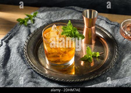 Cóctel de jengibre refrescante con menta y brandy Foto de stock