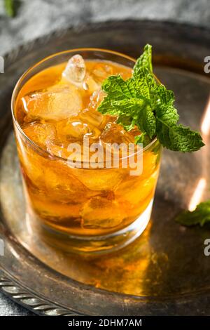 Cóctel de jengibre refrescante con menta y brandy Foto de stock