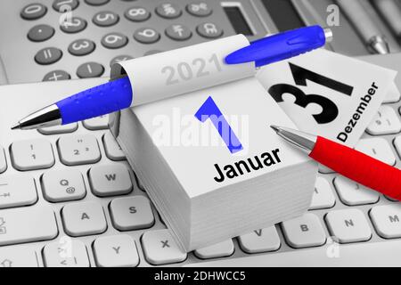 Calendario Alemán 1 de enero y teclado de pc con calculadora