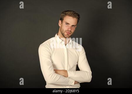 armario para hombre. jefe seguro botonan una chaqueta. oficina de negocios  Fotografía de stock - Alamy