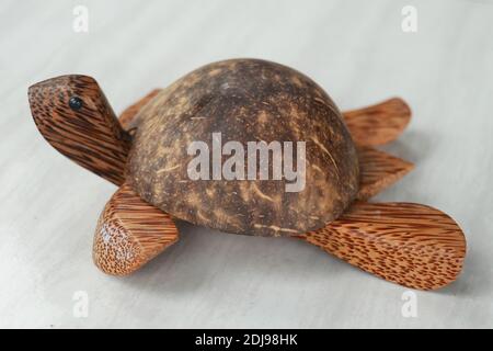 Cenicero en forma de tortuga hecho de arcilla - aislado blanco. Tortuga hecha de madera de palma de coco Fotografía de stock - Alamy