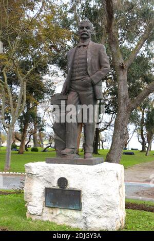 Estatua de bronce del famoso escritor español Benito Pérez Galdos en el Parque Mesones Sardinero Santander Cantabria España Foto de stock