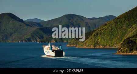Ferry con salida en Queen Charlotte Sound, Picton, Marlborough Sounds, South Island, Nueva Zelanda