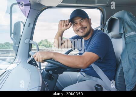 Retrato del hombre sentado en camión