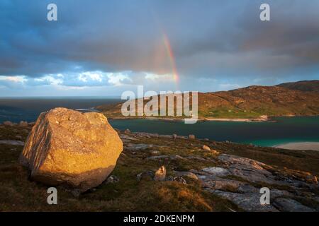 Duchas de lluvia y un arco iris sobre Scarp y Caloas un Scarp, la Isla de Lewis, Islas del Oeste, Escocia.