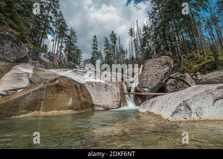 Cascadas de flujo frío en Gran Valle frío en Tatras Alto, Eslovaquia. Cielo nublado.