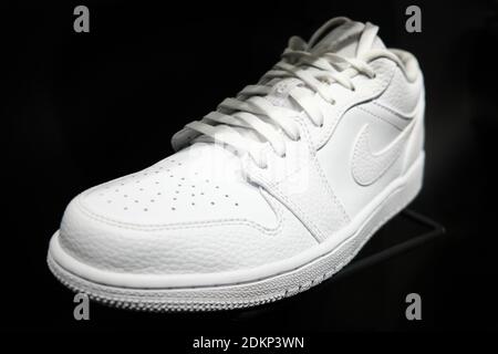 Las zapatillas de atletismo Air Jordan se exhiben en la tienda Footaction  del centro comercial Queens Center en Elmhurst, Queens, Nueva York  Fotografía de stock - Alamy