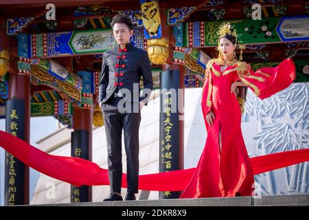 Pareja china delante del pabellón, el Xinglin Xiamen International Garden & Flower Expo Park, Distrito Jimei, Xiamen, Fujian, China