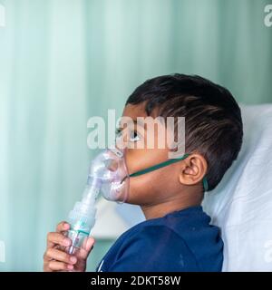 Niño usando nebulizador en el hospital