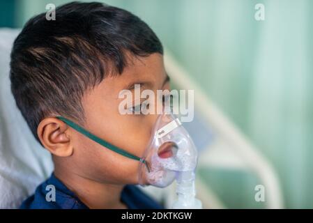 Niño usando nebulizador en el hospital