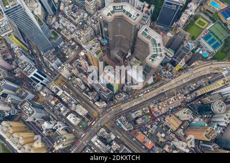 Un alto ángulo de vista de calle iluminada en medio de edificios en la ciudad
