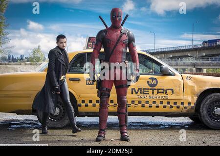 DEADPOOL 2016 película de Marvel/20th Century Fox con Ryan Reynolds y. Brianna Hildebrand Foto de stock