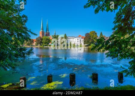 Lago Mühlenteich y Catedral, Ciudad hanseática de Lübeck, Schleswig-Holstein, Alemania del Norte, Europa Foto de stock