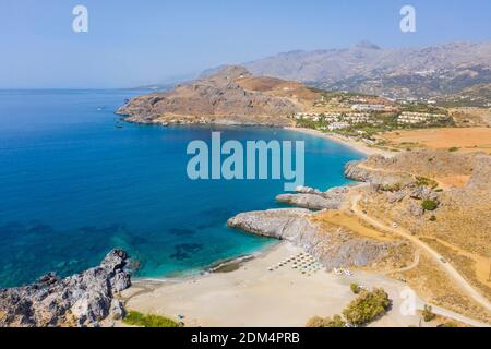 Vista aérea costera de la playa Ammoudi en la costa sur de Creta, Grecia