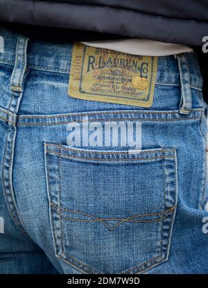 Una mujer lleva un par de vaqueros Ralph Lauren Blue Label Brand en Santa  Fe, Nuevo México Fotografía de stock - Alamy