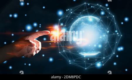 Imagen compuesta digital de mano recortada tocando el globo digital con puntos de conexión iluminantes contra fondo negro
