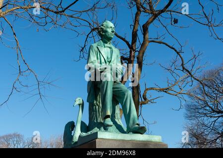 Chicago, Illinois / Estados Unidos - 9 de diciembre de 2020: La estatua de Hans Christian Andersen en Lincoln Park en una hermosa mañana de invierno. Foto de stock