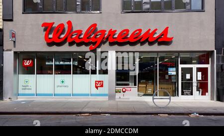 Walgreens, 723 Manhattan Ave, Brooklyn, Nueva York. Foto del escaparate de Nueva York de una cadena de farmacias y una farmacia en el barrio de Greenpoint. Foto de stock