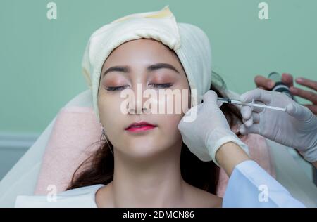 Primer plano de la mujer que recibe inyección de botox en la cara