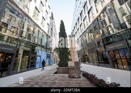 Stuttgart, Germany. 17th Dec, 2020. Many shops are closed in the Dorotheen Quartier. In Germany, a lockdown has been in place since 16 December 2020 to contain the Corona pandemic. Credit: Sebastian Gollnow/dpa/Alamy Live News Stock Photo