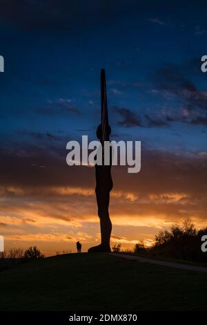 Una vista de la puesta de sol de la Gateshead basado en Angel of the Al norte por Antony Gormley Foto de stock