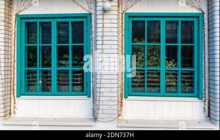 Contraventanas Turquesa En Las Ventanas De La Casa De Estilo