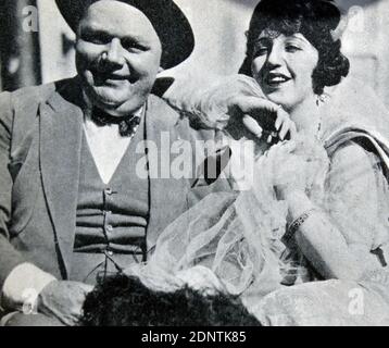 Película de Roscoe Arbuckle (1887-1933) y Bebe Daniels (1901-1971) detrás de las escenas de 'The Round Up'. Foto de stock