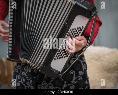 Parte media del hombre tocando el acordeón Fotografía de stock - Alamy