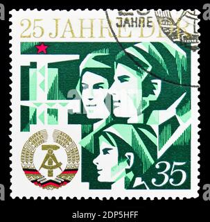 MOSCÚ, RUSIA - 15 DE SEPTIEMBRE de 2018: Un sello impreso en DDR (Alemania) muestra Familia, 25 años serie GDR, alrededor de 1974 Foto de stock