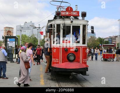 ESTAMBUL,TURQUÍA-JUNIO 7:la gente se pone en tranvía en la parada de la plaza Taksim.Junio 7,2015 en Estambul,Turquía. Foto de stock