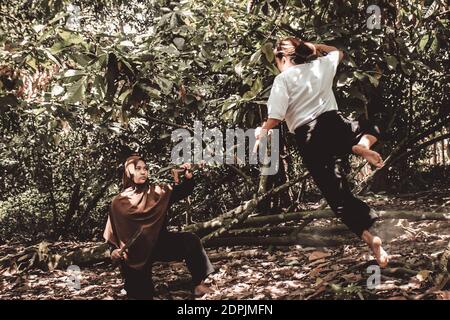 Gente sentada en el bosque