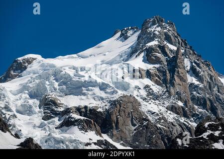 Alto paisaje de montaña alpina, cumbre de Mont Maudit, Chamonix, Haute-Savoie, Francia Foto de stock