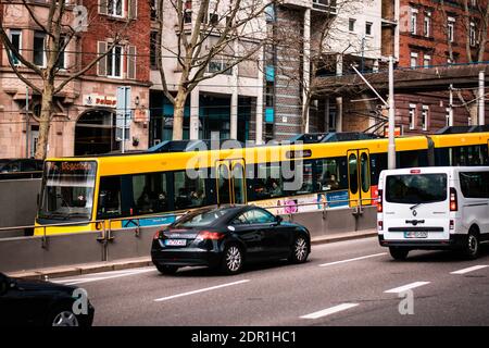 07 de marzo de 2020 Stuttgart, Alemania - tranvía amarillo Stuttgart en Heilbronner Strasse.