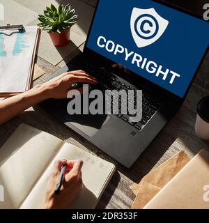 Icono de copyright en la pantalla. Derecho De Patentes Y Propiedad Intelectual. Concepto De Negocio, Internet Y Tecnología