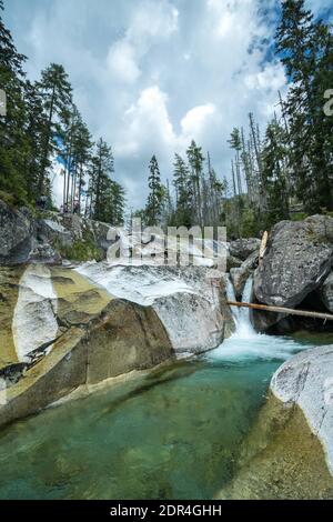 Cascadas de flujo frío en Gran Valle frío en Tatras Alto, Eslovaquia. Cielo nublado.