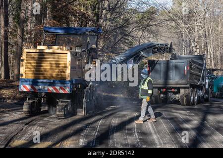 Operación de molienda de pavimentos de asfalto antes de la repavimentación Foto de stock