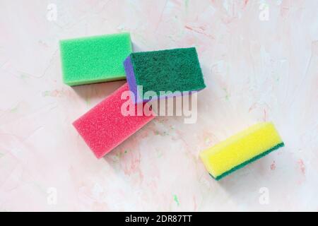 Nuevas esponjas coloridas para lavar y limpiar el lavavajillas Foto de stock