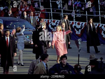 El presidente de los Estados Unidos Bill Clinton, en el centro, acompañado por la primera dama Hillary Rodham Clinton, a la derecha, y Chelsea Clinton, a la izquierda, se asoma a las multitudes en Pennsylvania Avenue mientras caminan en el Desfile inaugural el 20 de enero de 1997. Washington, DC, EE.UU. Foto de Arnie Sachs/CNP/ABACAPRESS.COM Foto de stock